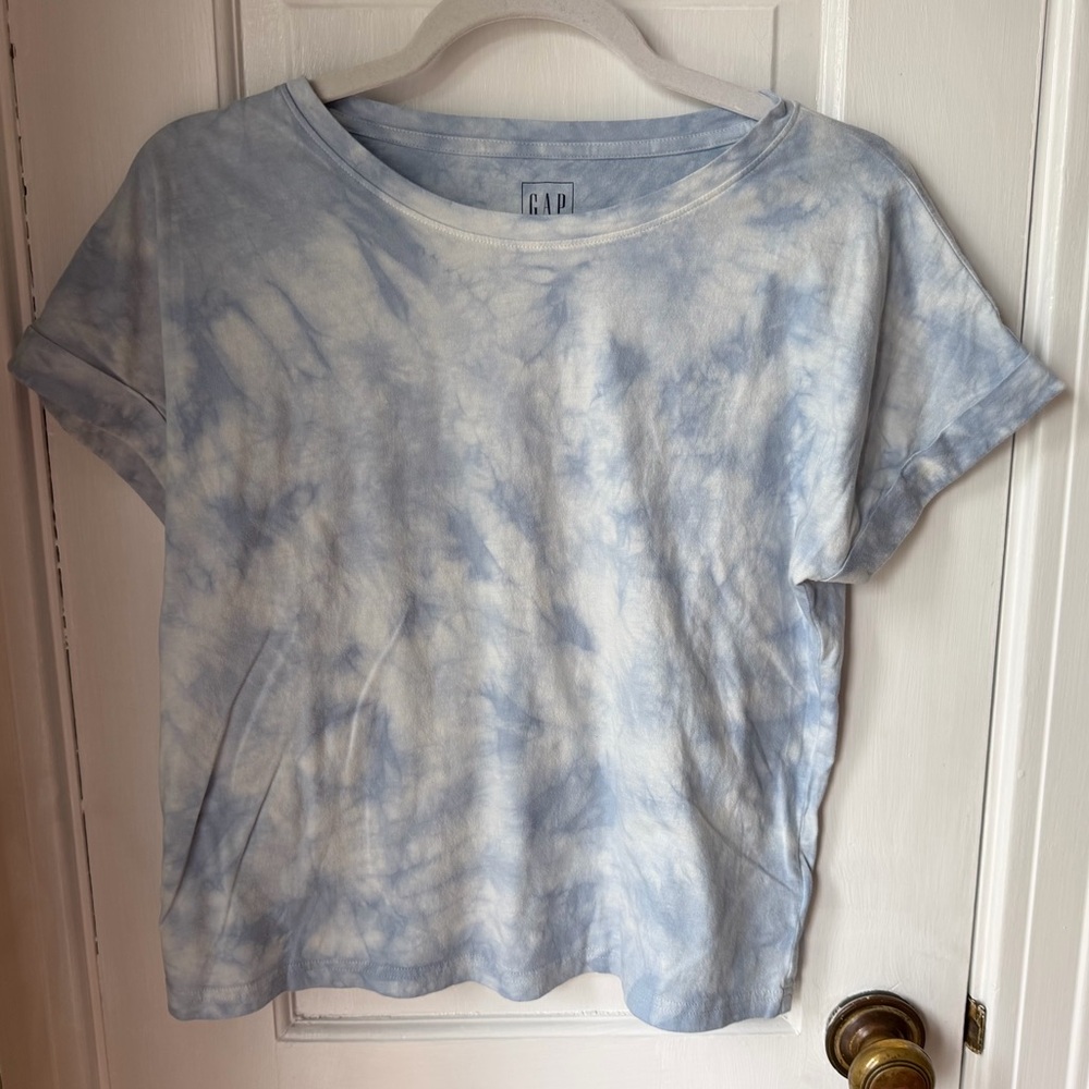 GAP Pale Blue and White Tie Dye Neck Tee Cuffed Sleeves Women’s Size XS